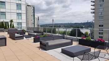 Landscaped rooftop deck